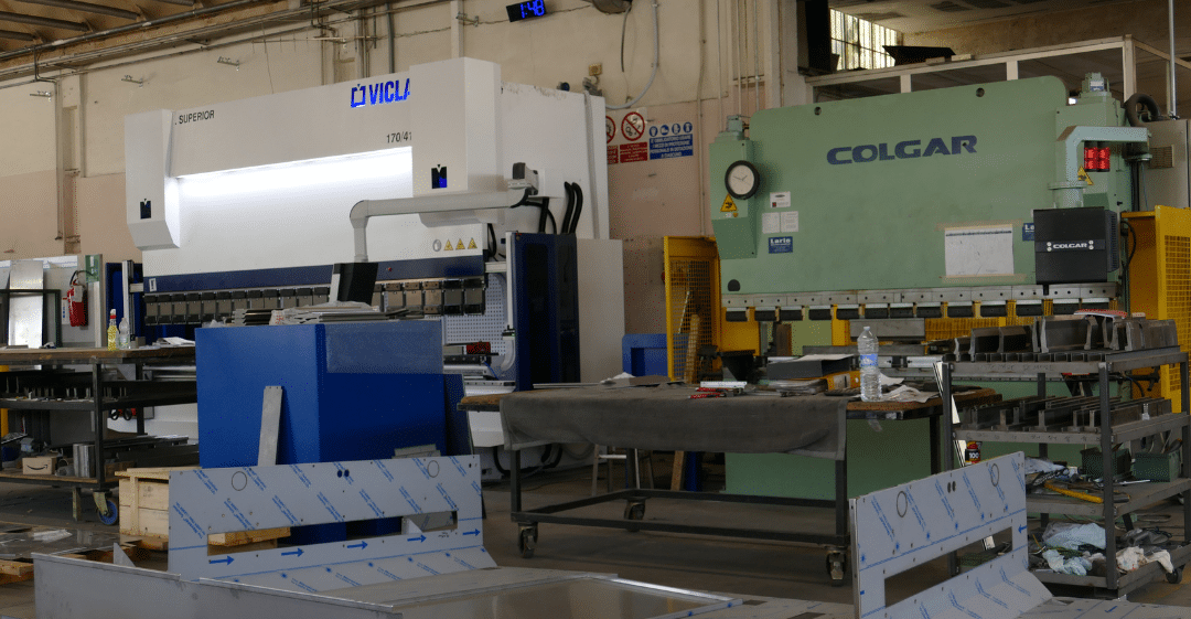 Tempi di consegna e lavorazione in taglio laser e piegatura: rapidità e precisione garantite. Foto con piegatrici